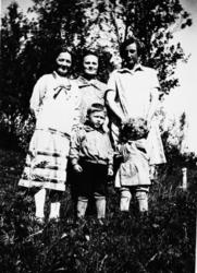 Tre kvinner og to barn.
Fra venstre: Hilda Kristoffersen, E