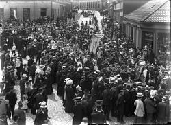 17. mai Øvre torg i Moss ca. 1910-20. "Larsen på hjørnet". O