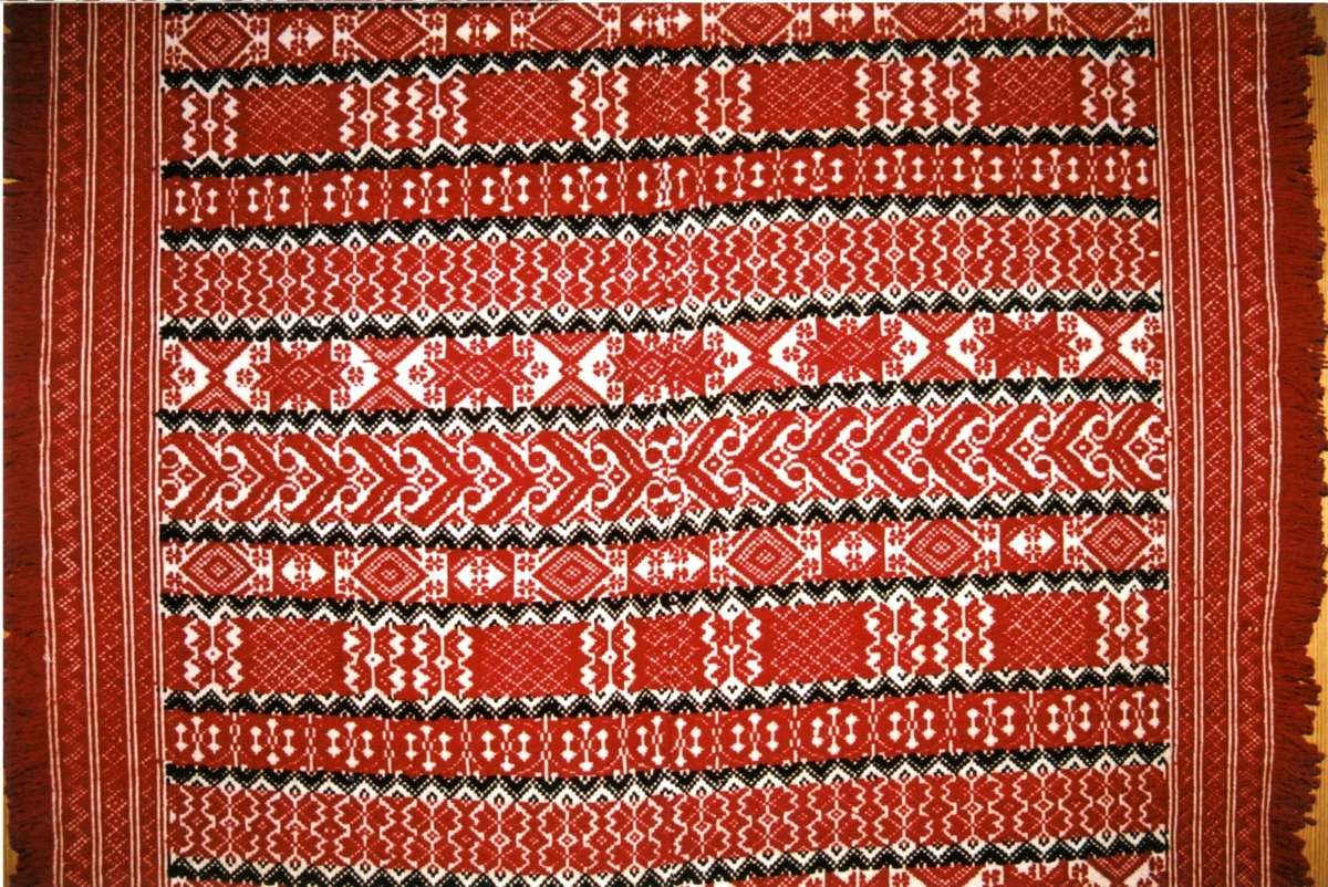 Kristnaåkle i skillbragd. Brukes rundt barnet på dåpsdagen.

Tilstand: Meget god.