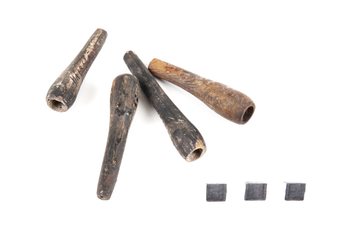 Fire ganske like kniplepinner laget av horn.