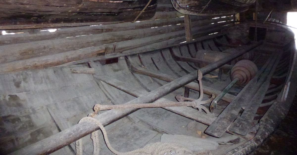 Lofoftbåt av Åfjordtypen, m/mast, rigg, 2 par årer og dregg m/håndlaget tau. Veng i bakskottet. Babord side har påsatt skvettbord fra vengen og litt foran midtskips. Tverr rong i forstavnen. 2 sett tolleganger, - foran vengen og mellom de fremste toflene.