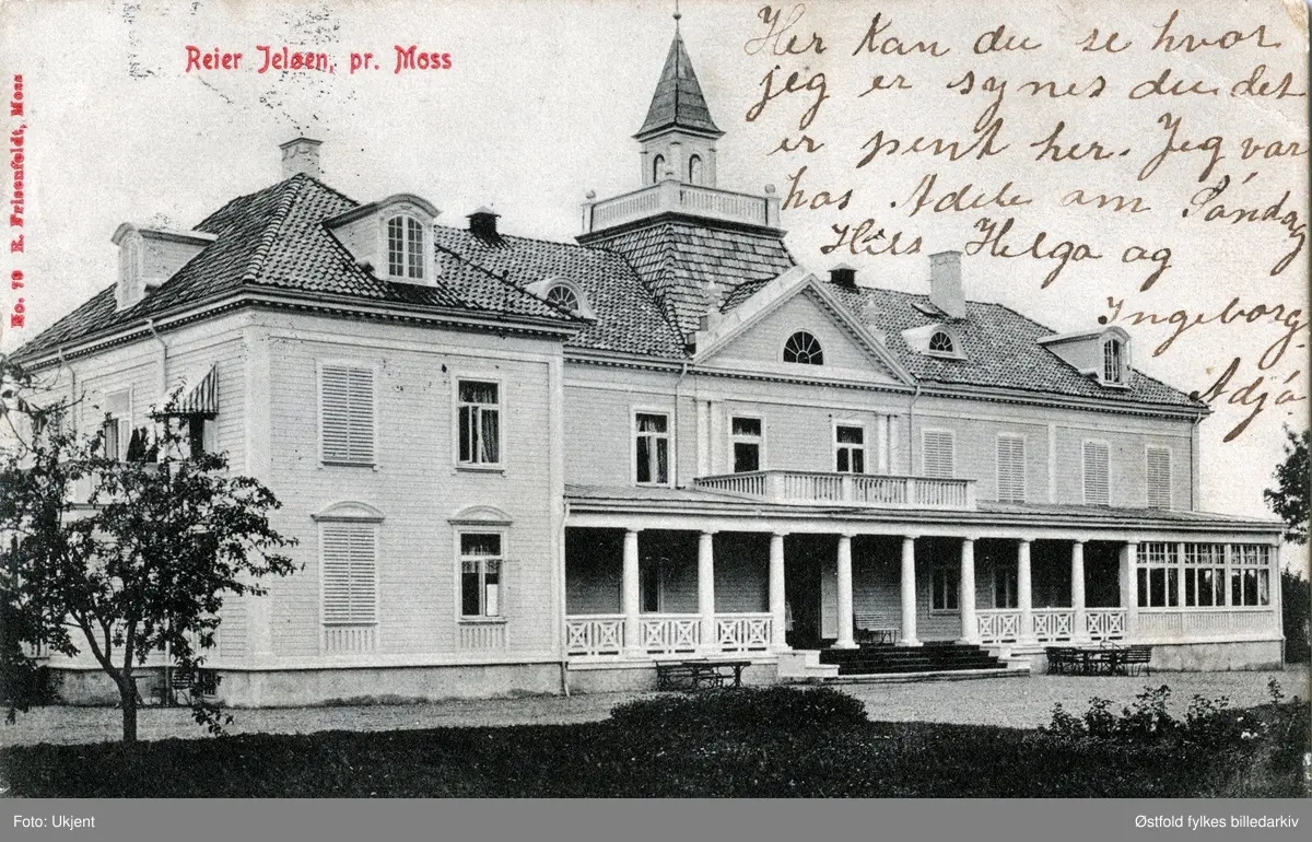 Reier gård på Jeløy, Moss, postkort datert oktober 1907 av  avsender. 
Eksteriør av hovedbygning med glassveranda, og søylerekke,  fasade som vender inn mot tunet. 
Bygning ble oppført i 1903 av Oscar Pedersen, Borregaard, Sarpsborg.