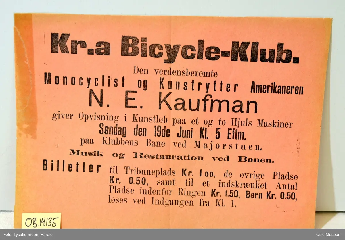 Falmet rosa billett til oppvisning med den amerikanske monosyklisten og kunstrytteren N.E. Kaufman.