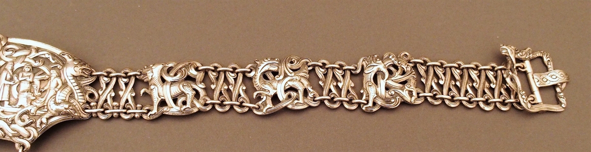 Konveks midtparti og seks plater med motiver fra historien om Sigurd Favnesbane. Forøvrig ranker, løver, drager og andre fantasidyr.