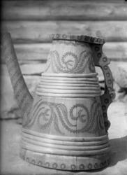 Rikard Berges fotoarkiv. Bruksgjenstand, kanne. Bildet er ta