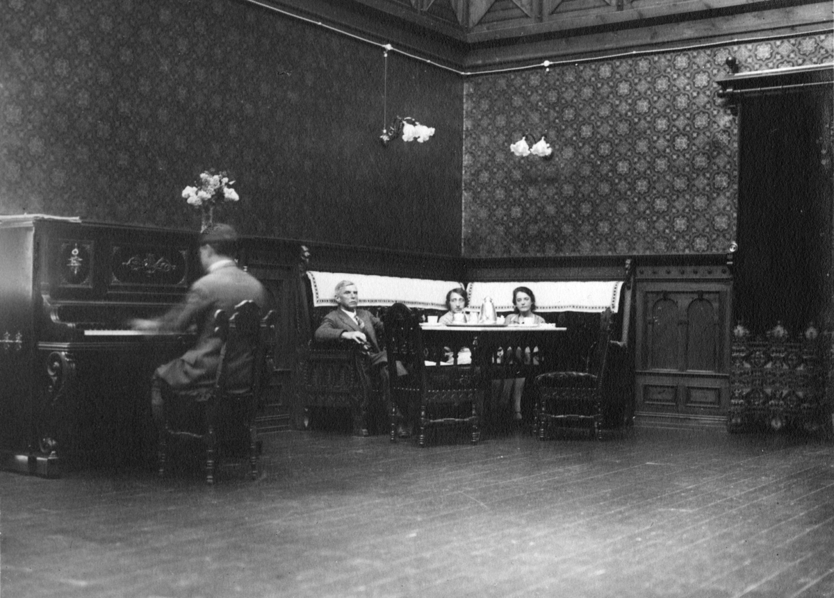 Fotoalbum etter fotograf Johan Erling Schjerven. Fotografier dokumenterer Schjervens reise med bil i Telemark sommeren 1928. Eksteriør bilder, samferdsel, veinett og topografi. Turen gikk bl.a. til Seljord, Dalen, Haukeli, Hordasvingen,Dyrskar, Røldal, Heddal. Ett inventar bilde fra Dalen Hotel. To kvinner sittende i salong, Aagot og Margot Knudsen 03.07.1928.