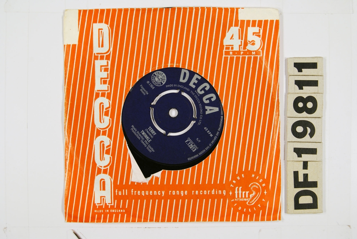 "Platen har sammen med en større samling grammofoner, plater og radioutstyr tilhørt en privatperson i Egersund."

Vinylsingel med papircover.