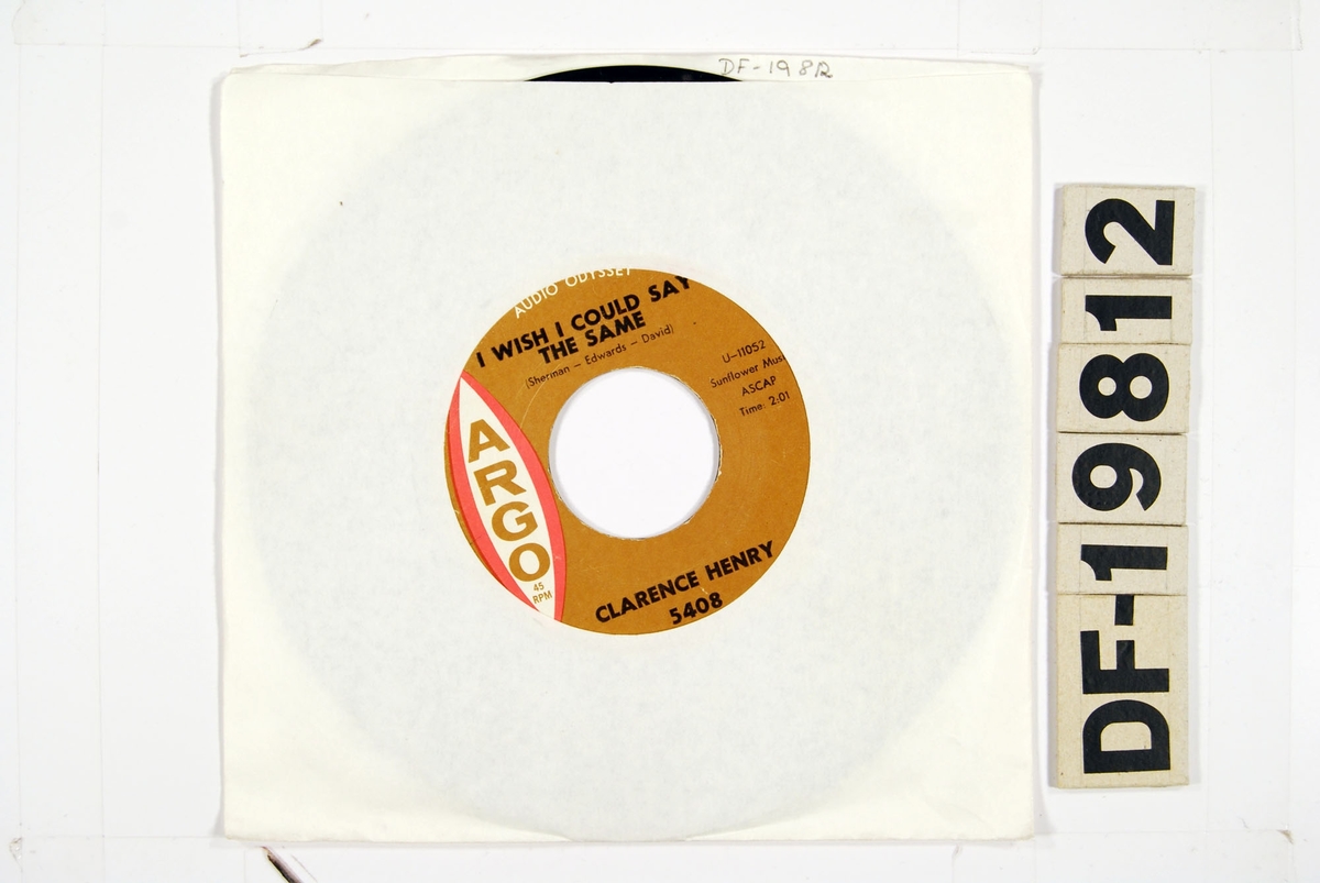 "Platen har sammen med en større samling grammofoner, plater og radioutstyr tilhørt en privatperson i Egersund."

Vinylsingel med papircover.