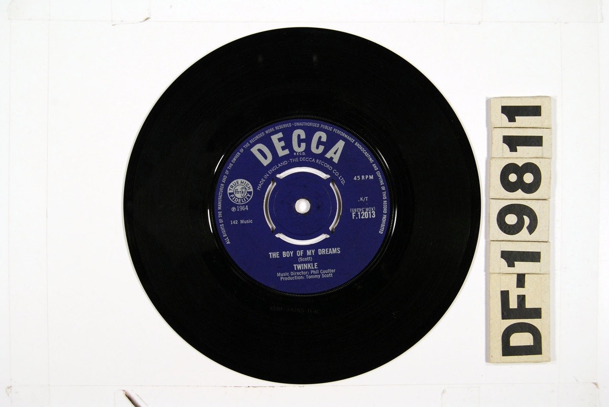 "Platen har sammen med en større samling grammofoner, plater og radioutstyr tilhørt en privatperson i Egersund."

Vinylsingel med papircover.