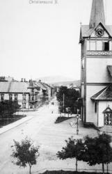 Foto fra Skolegata som krysser med Langveien lenger ned i ga