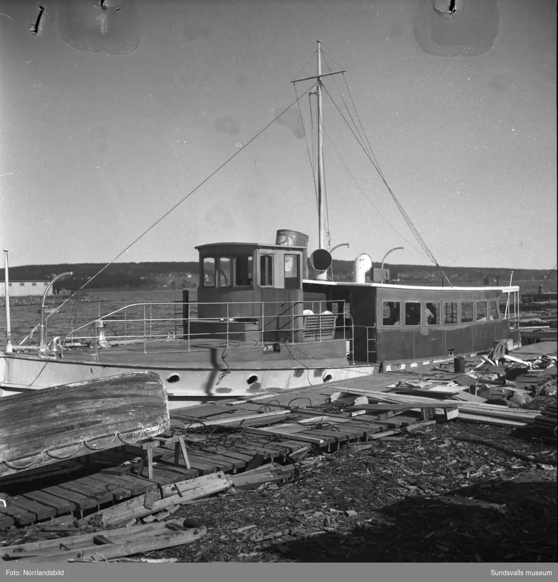 Renovering av båten Aramis som ska trafikera sträckan Sundsvall-Vindhem. Båten ligger ungefär vid Kubikenborgs sågverk.