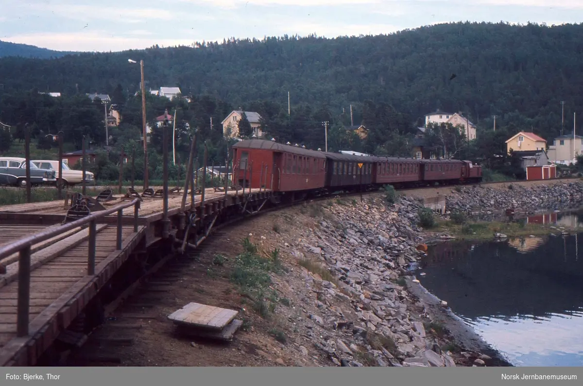 Finneid stasjon hvor diesellokomotivet SAULO skifter sammen tog 56