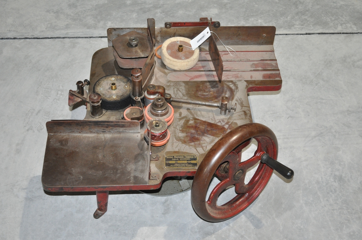 Manuell brevstemplingsmaskin. Gir avtrykk av sted og dato.