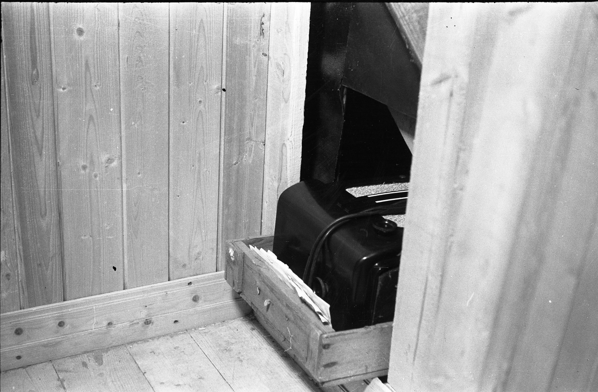 Frigjøring! Sigurd Røisli (bilde nr. 1) tar fram igjen radioen fra gjemmestedet (bilde nr. 1) hjemme på Odberg på Kraby, Ø.Toten.