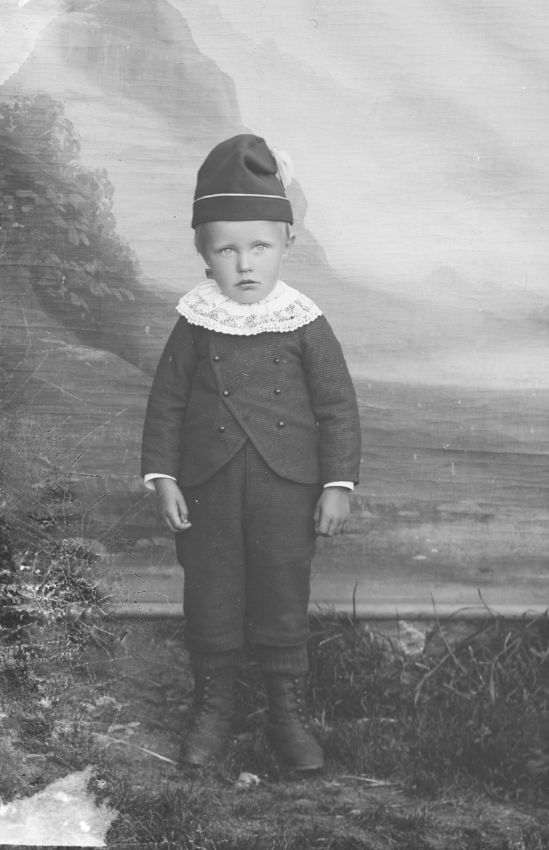 Portrett, liten gutt med topplue og blondekrage, helfigur