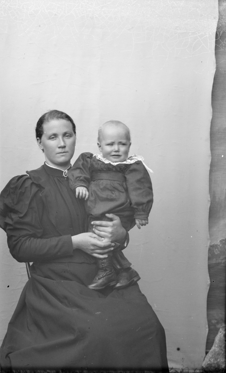 Portrett av Anna Rusten med barn.