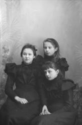 Gruppe. Tre unge jenter.