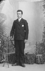 Portrett. Mann, helfigur. Hans Olsen