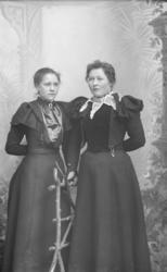 Portrett. To unge kvinner, helfigur. Karen Toksen t.v.