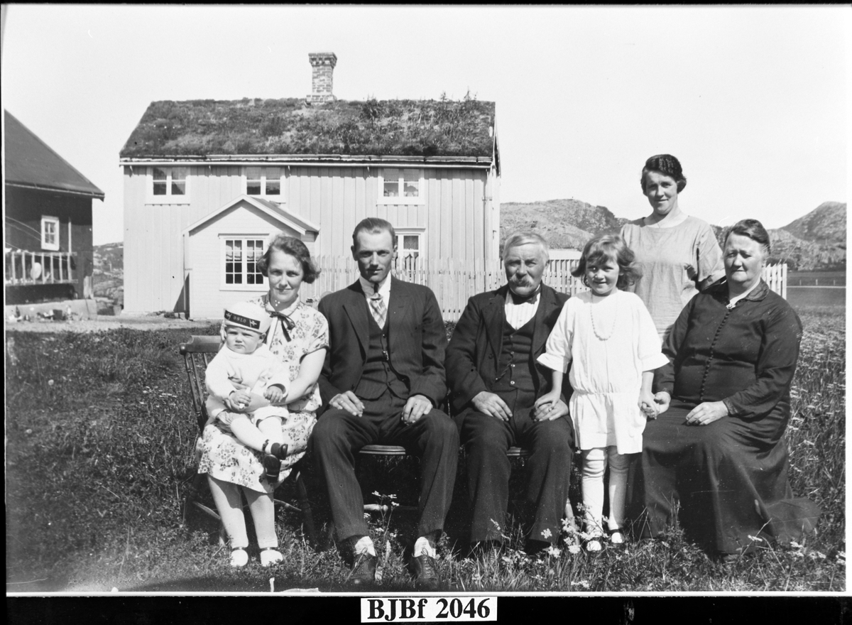Familien Gerhard Oksvoll utenfor huset på Øra, Vallersund, Bjugn