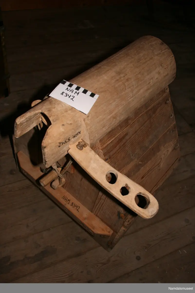 Form: Rektangulær, traktformet med utskåret renne
