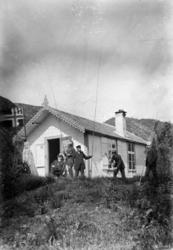 Flagg med uvanlig sildesalat. hytte. 5 sportsfiskere med lan