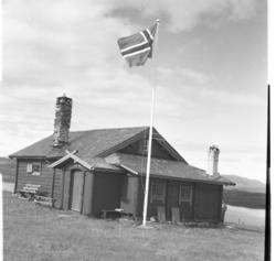 Ei av dei fyrste hyttene, bygd ved 1900 (Ill. i "Boka om Gol