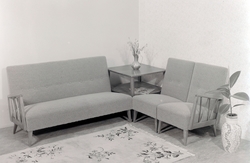 Sofabenk med hjørnebord.