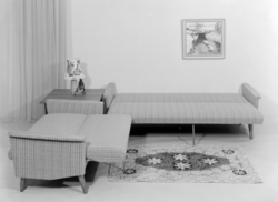 Sofa/ sovesofa og hjørnebord.