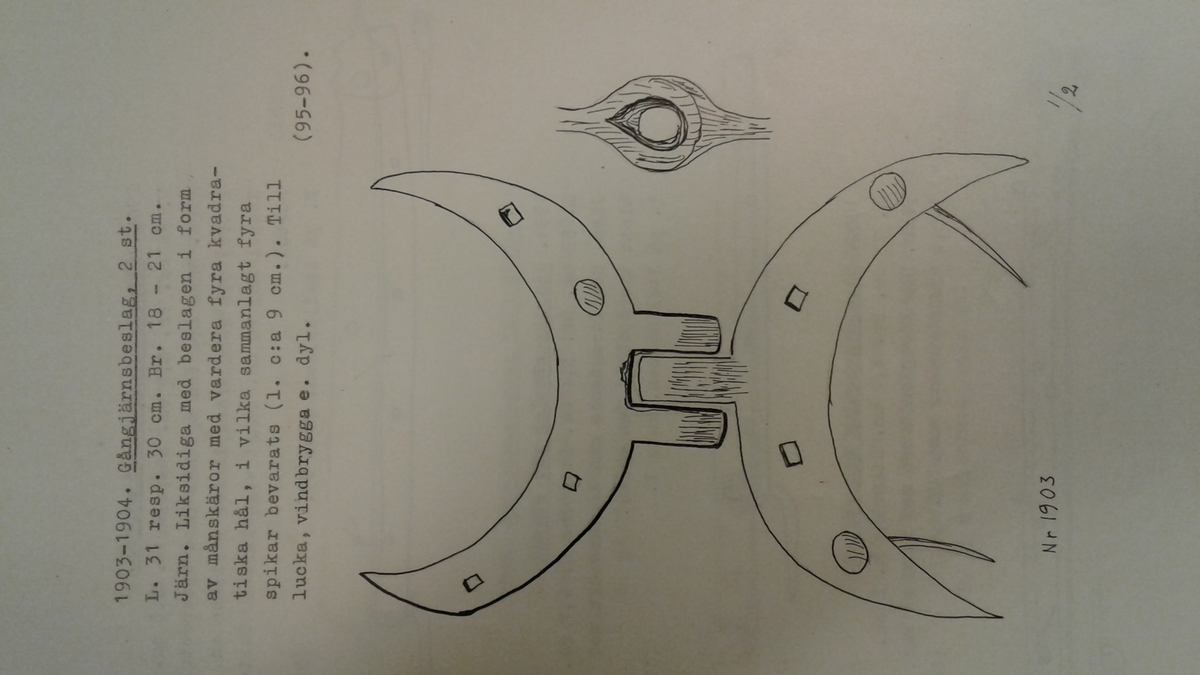 Rörligt gångjärn med liksidiga beslag i form av månskäror. Vardera skära har fyra kvadratiska hål i vilka sammanlagt två sittande spikar bevarats.