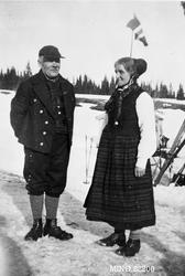 Portrett av par i bunad