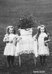 Portrett av to unge jenter