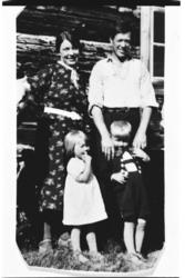 Fam.Ola Haugo.
frå v. Jorun Goldberg Haugo og Ola Haugo.
F