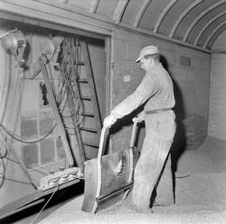 Lossing av jernbanevogn i Trondheim kornsilo på Ila Pir