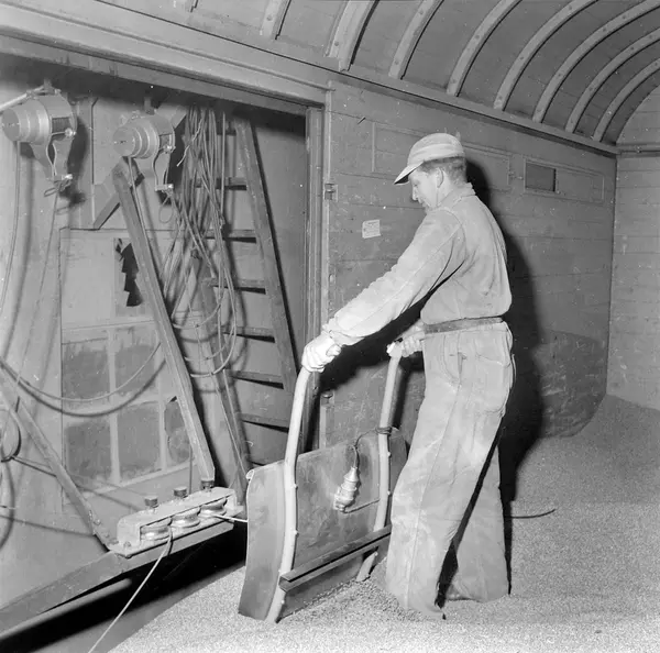 Lossing av jernbanevogn i Trondheim kornsilo på Ila Pir