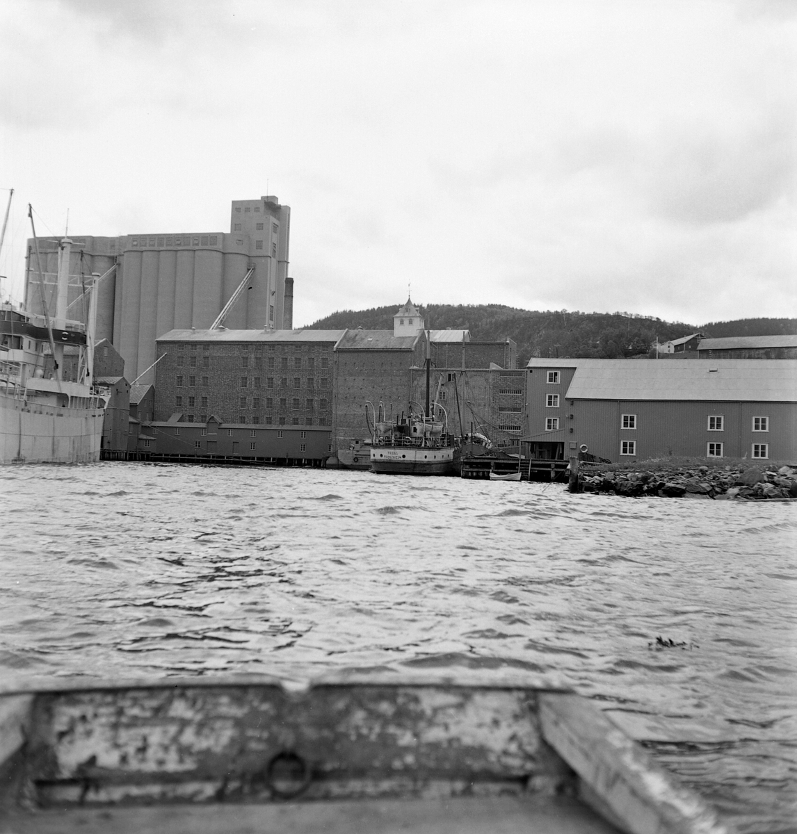 Lossing og lasting av båter ved I. C. Piene & Søn i Buvika