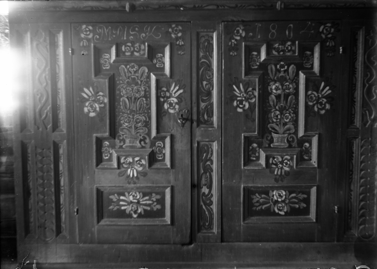 Rikard Berges fotoarkiv. Rosemalt framskap fra 1804 av Olav Hansson. Kleppen, Sauland, Telemark. Bildet er tatt i 1910.
Bilde nr. 124.

Fotografier tatt av Rikard Berge. 642 nummer. Samlingen består av negativer bladfilm. Motivene er ført inn i egen protokoll av Berge. Protokollen har tittel "Bilæt-emne"