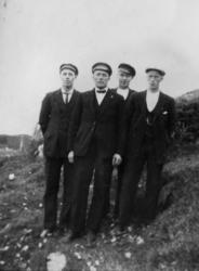 Fire karer med skyggelue