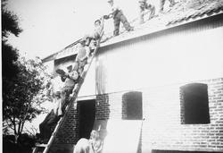 "Pannedugnad" på ny løe. Nederst i stigen er Annfinn G. Line