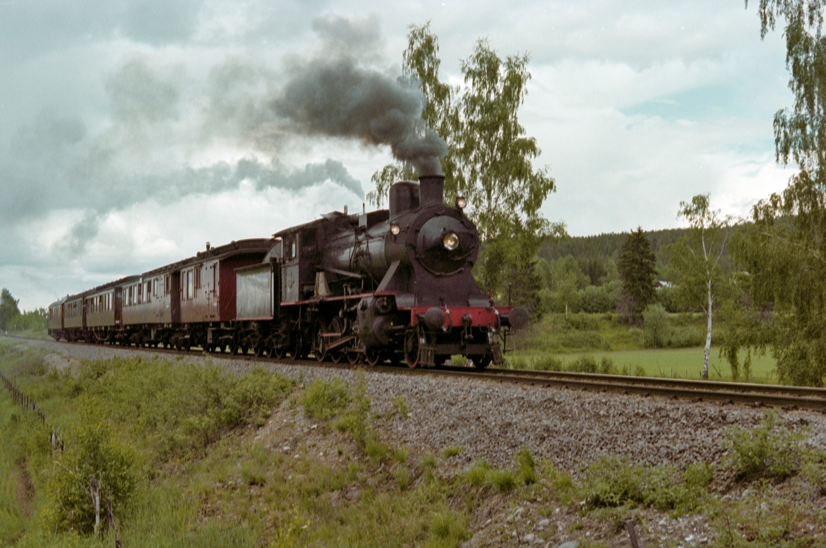 Veterantog på Solørbanen, syd for Kirkenær. Toget trekkes av damplokomotiv type 24b nr. 236.