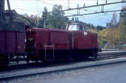 Diesellokomotiv Di 2 825 på Hønefoss stasjon