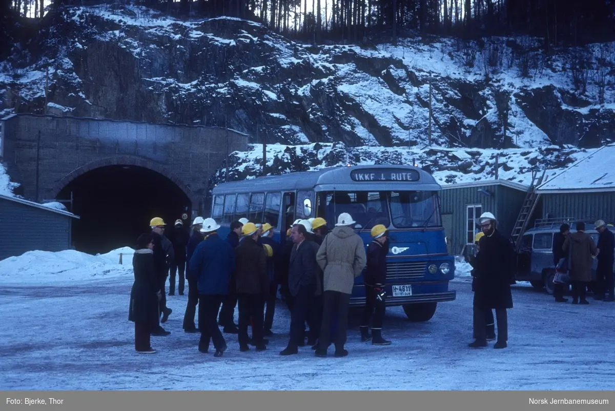Befaring i Lieråsen tunnel med buss - medlemsutflukt for Norsk Jernbaneklubb