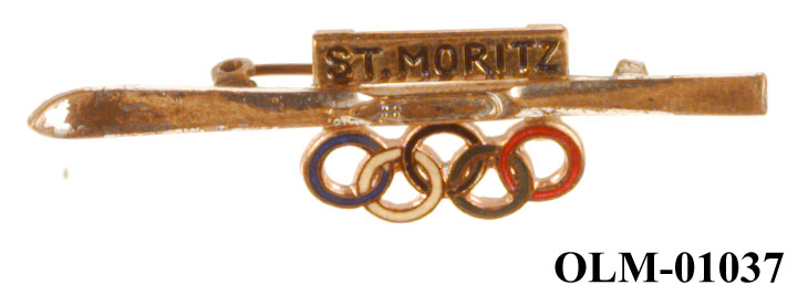 Inneholder 101 merker, pins og  medaljer.
Guttorm Berge tok tilbake samlingen 21.mai 1996.-notert i aksesjonsboken.