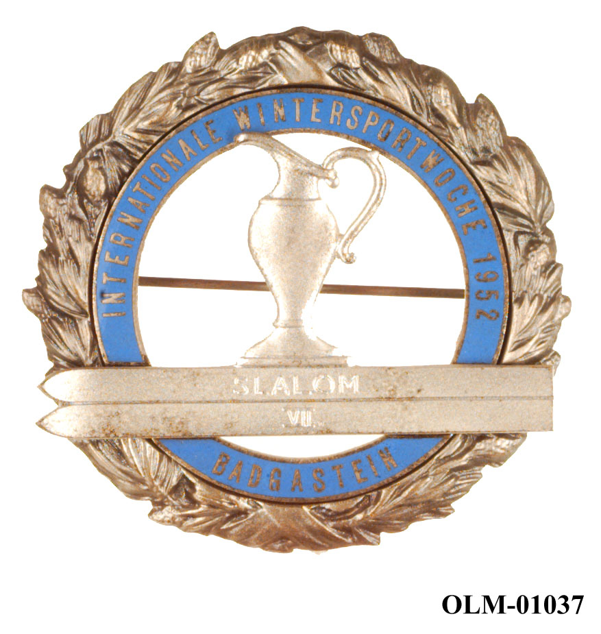 Inneholder 101 merker, pins og  medaljer.
Guttorm Berge tok tilbake samlingen 21.mai 1996.-notert i aksesjonsboken.