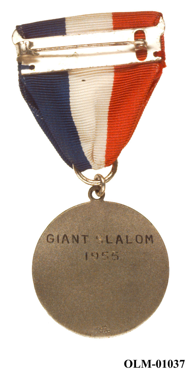 Inneholder 101 merker, pins og  medaljer.
Guttorm Berge tok tilbake samlingen 21.mai 1996.-notert i aksesjonsboken.