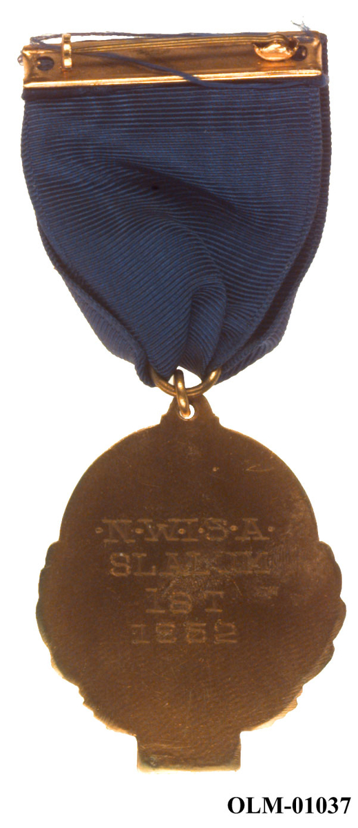 Inneholder 101 merker, pins og  medaljer.
Guttorm Berge tok tilbake samlingen 21.mai 1996.-notert i aksesjonsboken.