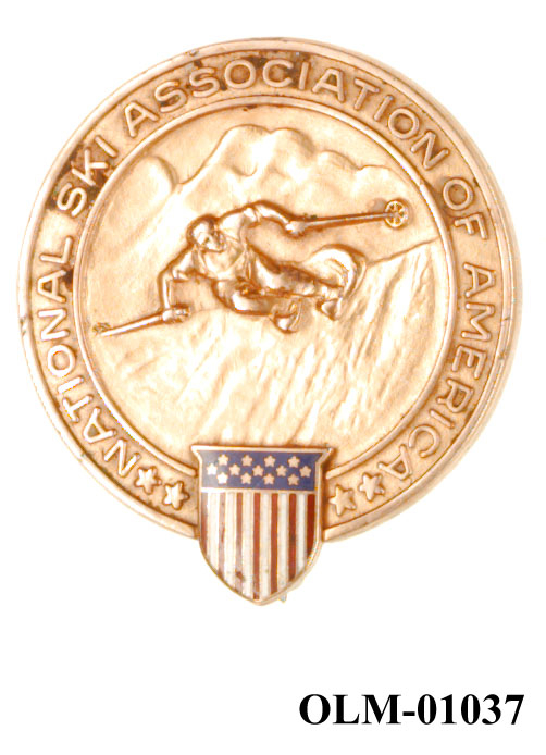 Inneholder 101 merker, pins og  medaljer.
Guttorm Berge tok tilbake samlingen 21.mai 1996.-notert i aksesjonsboken.