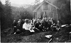 kvinner løe skog fjell