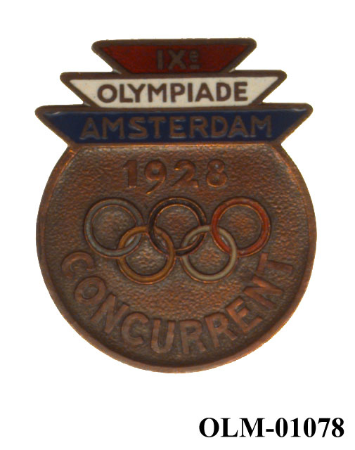 32 forskjellige medaljer og merker i ramme.
Bilde 7 er deltdagermerke fra Amsterdam 1928.
Bilde 18 og 19 er deltagermedalje fra Amsterdam 1928.
Bilde 20 og 21 er sølvmedaljen fra Antwerpen 1920.
Bilde 26 og 27 av bronsemedaljen fra Paris 1924.
Bilde 39 og 40 minnemedaljen fra Antwerpen 1920.