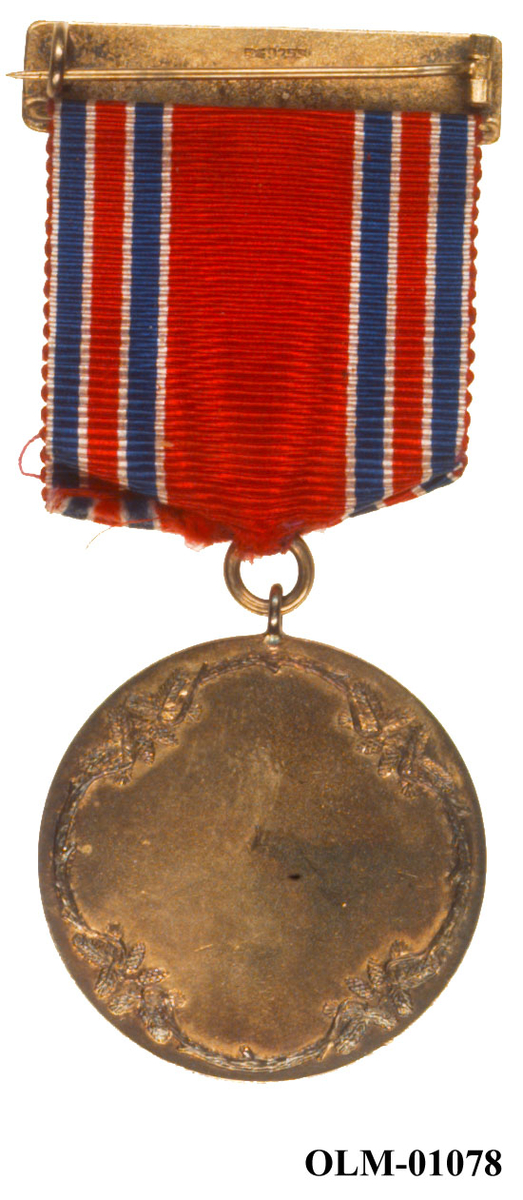 32 forskjellige medaljer og merker i ramme.
Bilde 7 er deltdagermerke fra Amsterdam 1928.
Bilde 18 og 19 er deltagermedalje fra Amsterdam 1928.
Bilde 20 og 21 er sølvmedaljen fra Antwerpen 1920.
Bilde 26 og 27 av bronsemedaljen fra Paris 1924.
Bilde 39 og 40 minnemedaljen fra Antwerpen 1920.